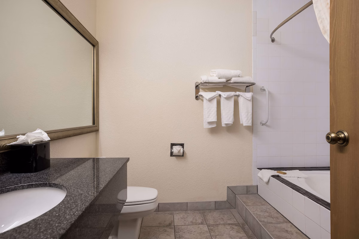 Best Western Kendallville Inn - Image 1