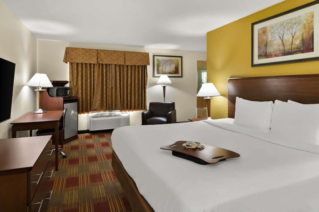 Best Western Lakewood Inn - Image 4