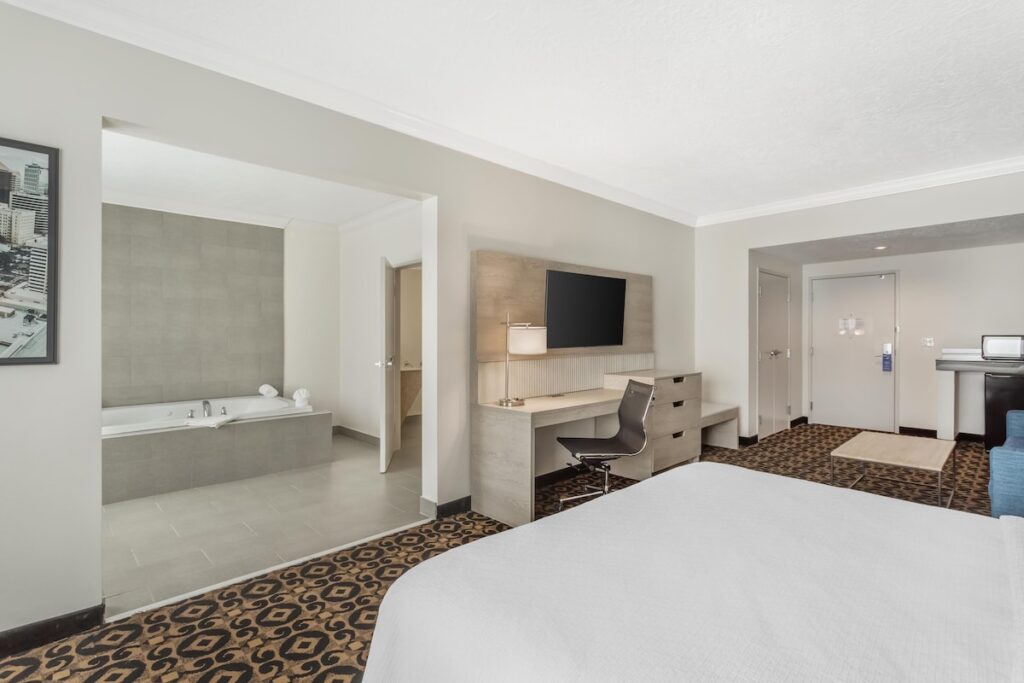 Best Western Plus Airport Inn & Suites - Image 4