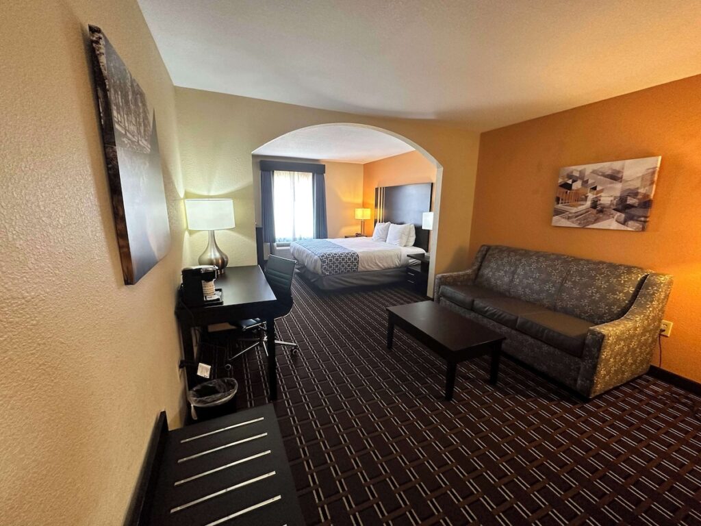 Best Western Plus Bass Hotel & Suites - Image 4