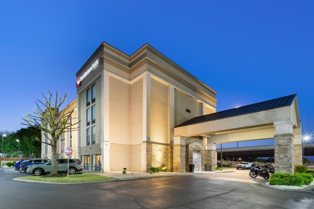 Best Western Plus Belle Meade Inn & Suites - Image 2