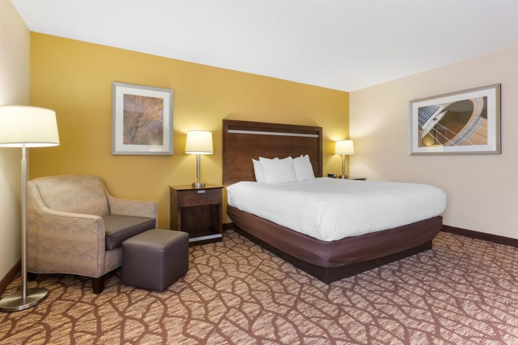 Best Western Plus Belle Meade Inn & Suites - Image 4