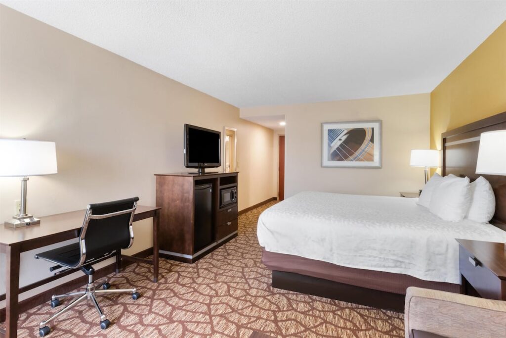 Best Western Plus Belle Meade Inn & Suites - Image 3