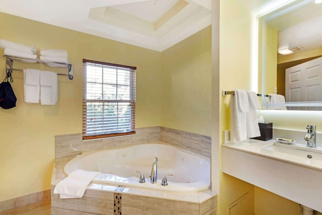 Best Western Plus Cold Spring - Image 1