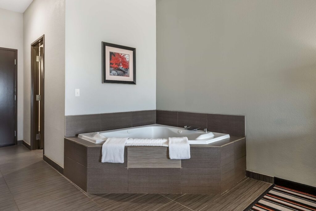 Best Western Plus Coweta’s 1st Hotel - Image 1