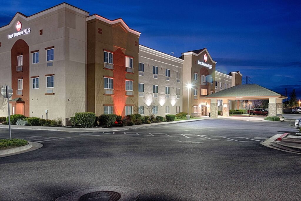 Best Western Plus Delta Inn & Suites - Image 2