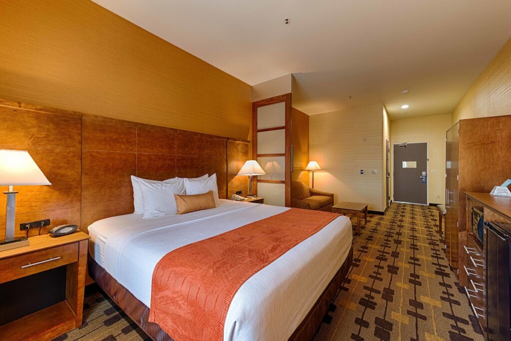 Best Western Plus Delta Inn & Suites - Image 4