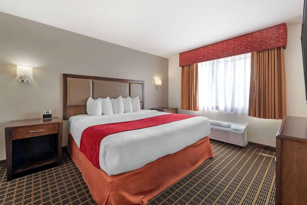 Best Western Plus Eagleridge Inn & Suites - Image 3