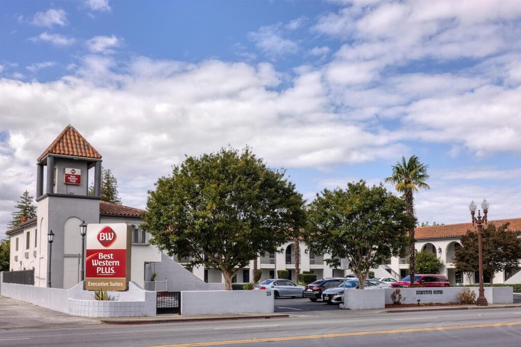 Best Western Plus Executive Suites - Image 2