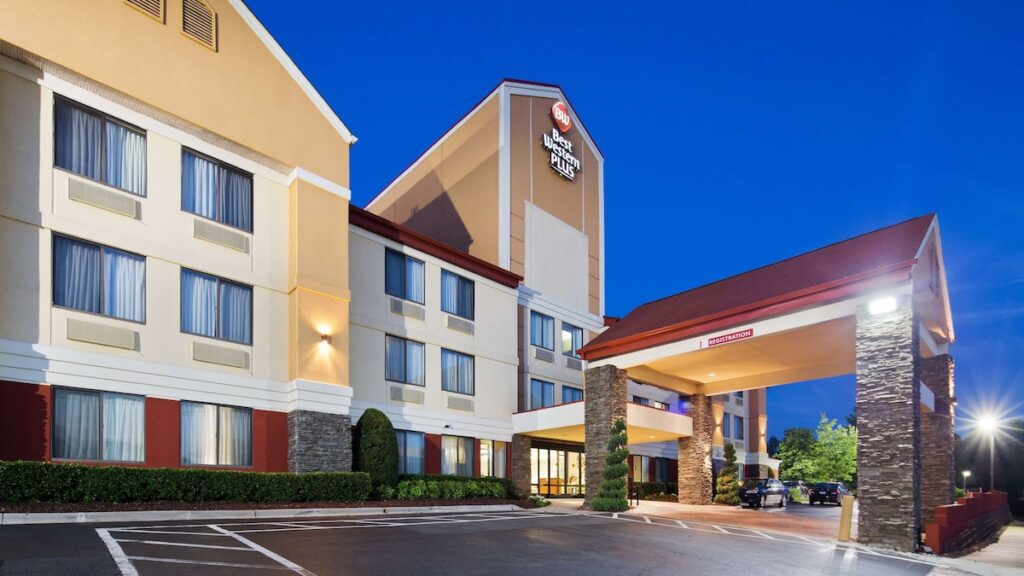 Best Western Plus Huntersville Inn & Suites Near Lake Norman - Image 2