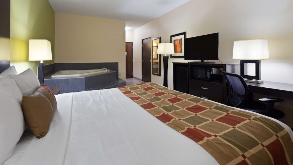 Best Western Plus Huntersville Inn & Suites Near Lake Norman - Image 1