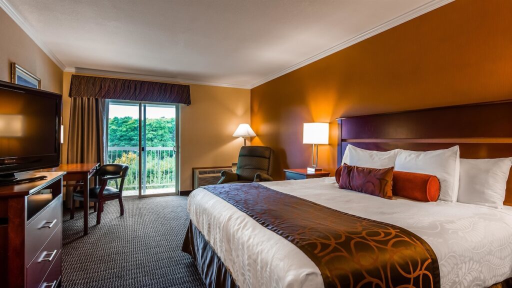 Best Western Plus Landmark Inn - Image 3