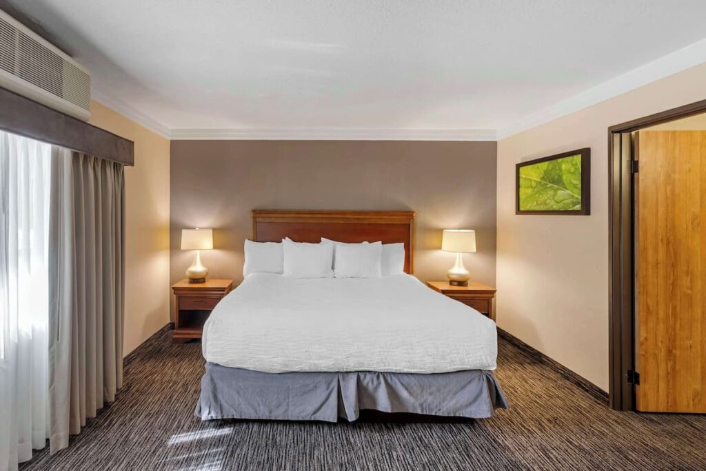 Best Western Plus Landmark Inn - Image 4