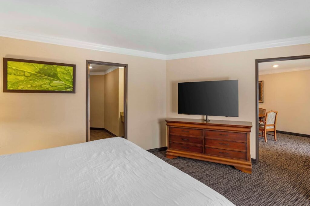 Best Western Plus Landmark Inn - Image 3