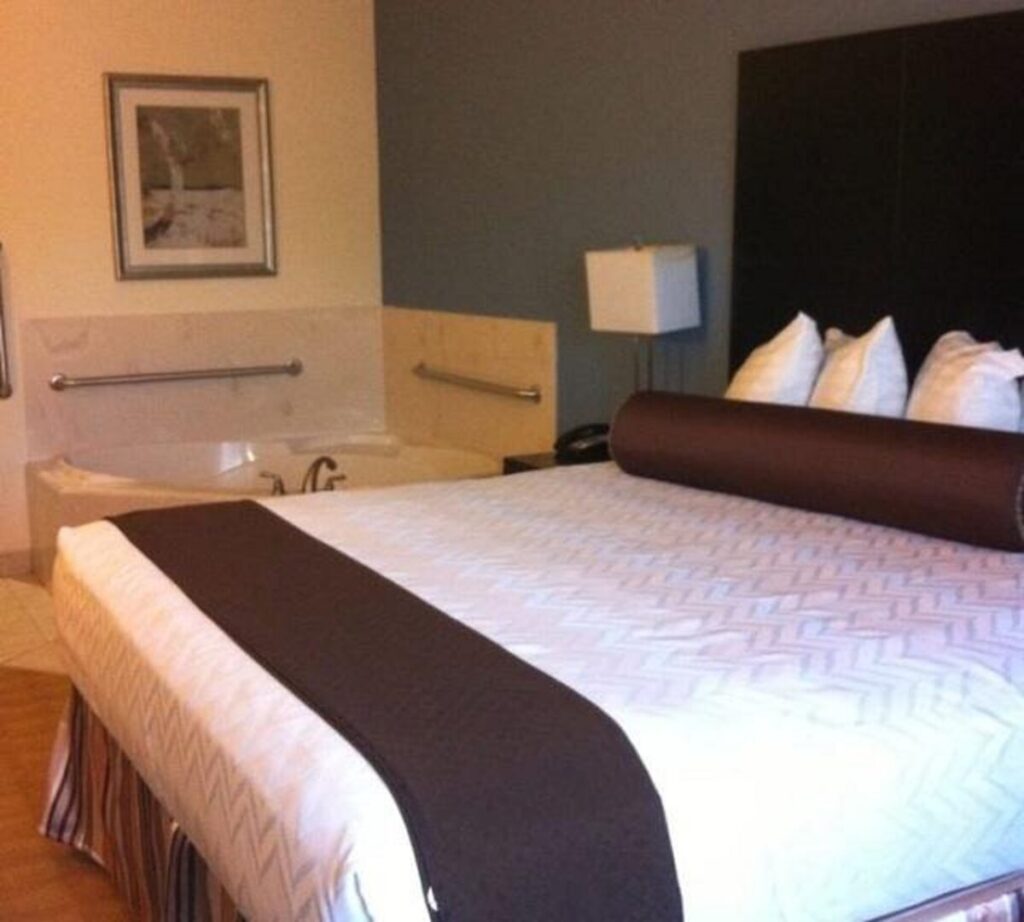 Best Western Plus Lytle Inn & Suites - Image 3