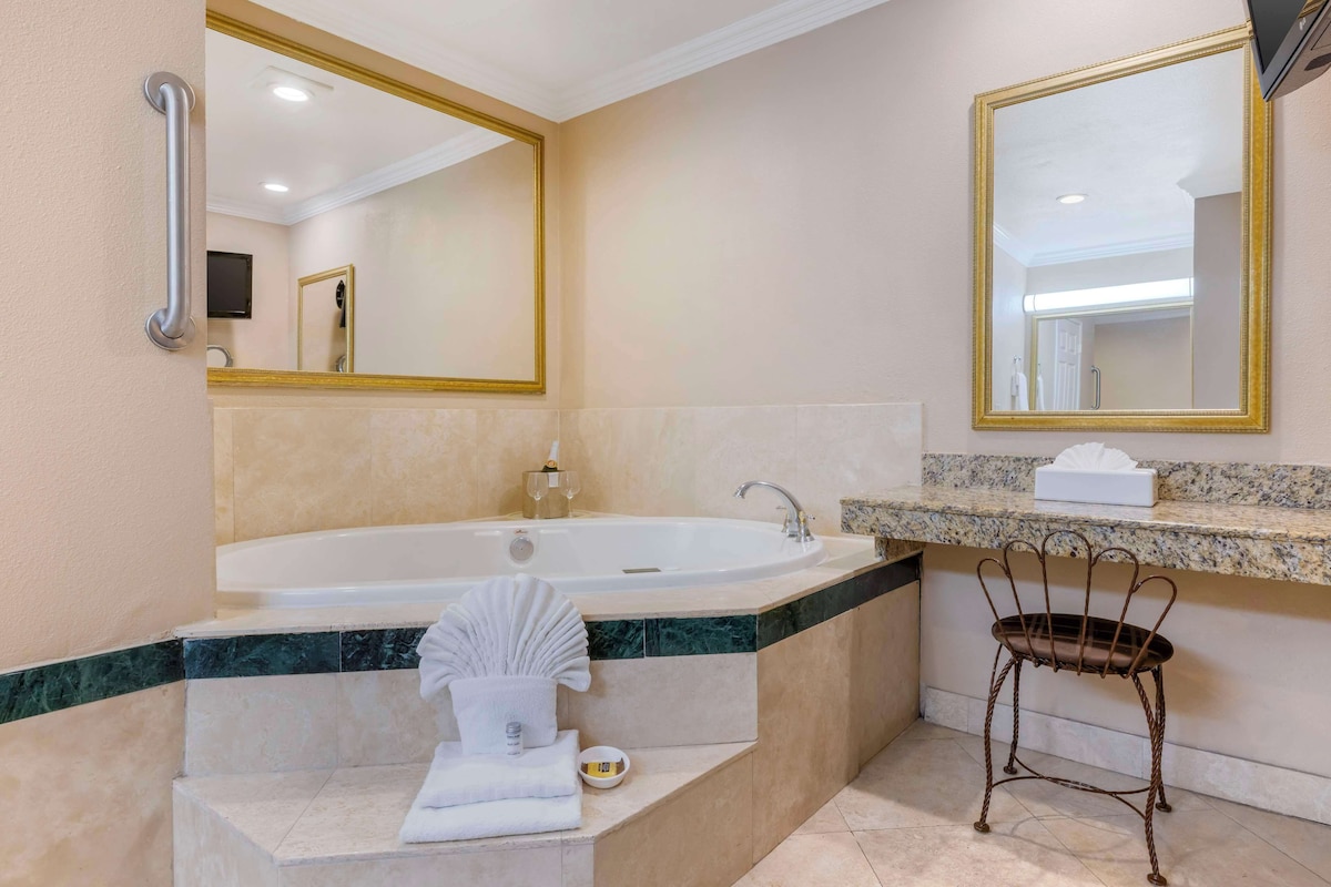 Best Western Plus Marina Shores Hotel