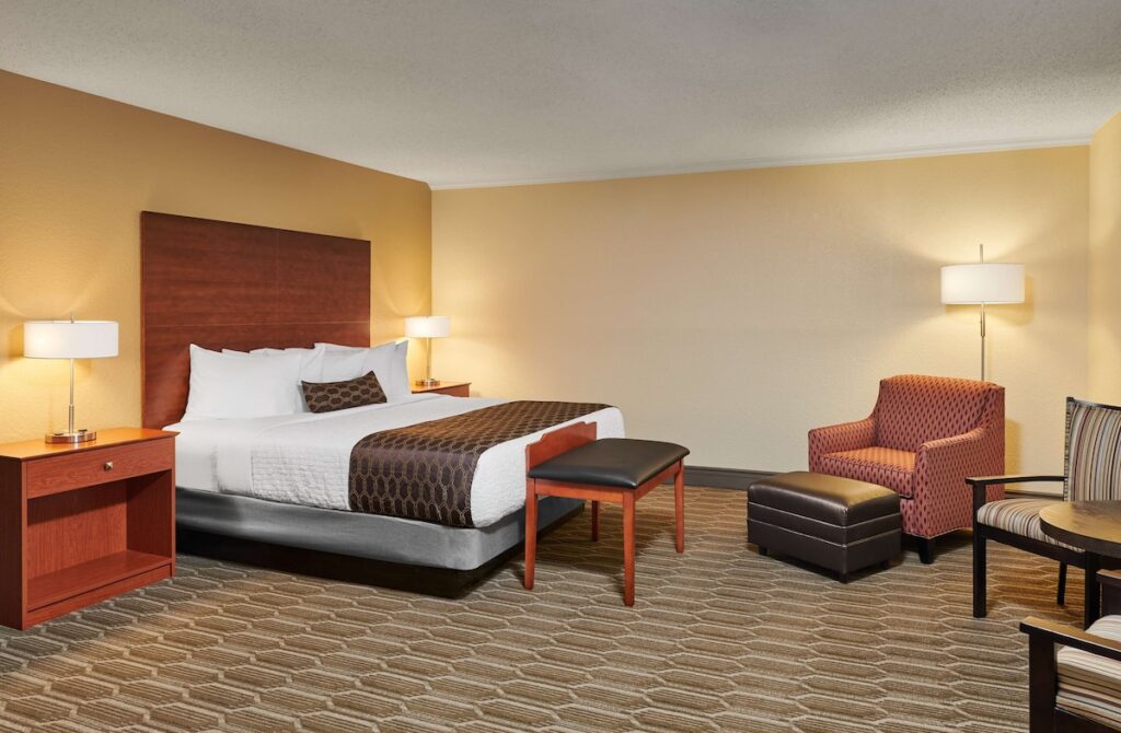 Best Western Plus Milwaukee Airport Hotel & Conference Ctr - Image 3