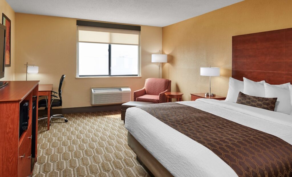 Best Western Plus Milwaukee Airport Hotel & Conference Ctr - Image 4