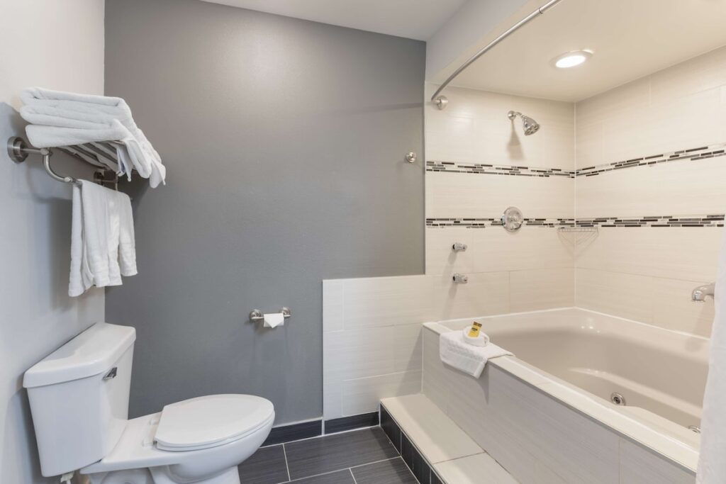 Best Western Plus Milwaukee West - Image 1