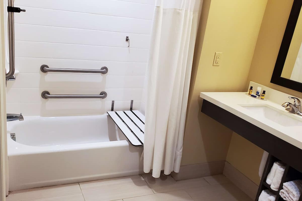 Best Western Plus New Orleans Airport Hotel tub