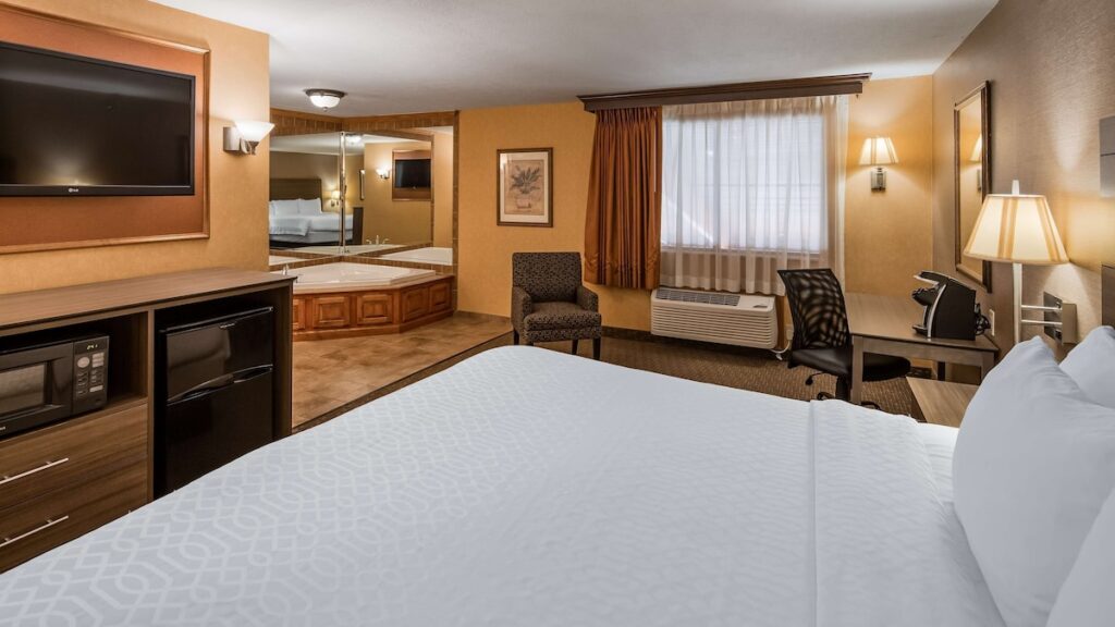 Best Western Plus North Canton Inn & Suites - Image 3