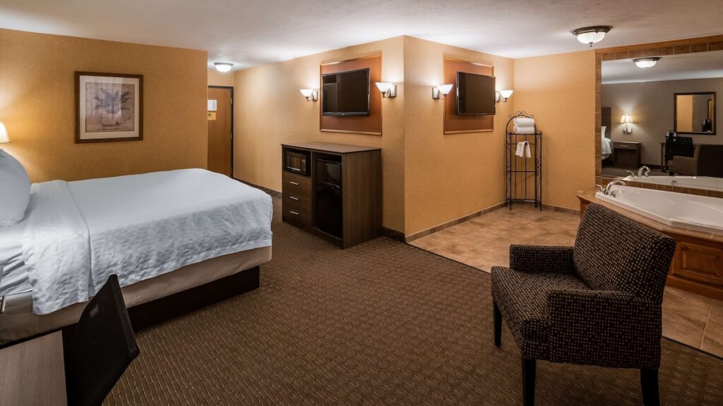 Best Western Plus North Canton Inn & Suites - Image 4