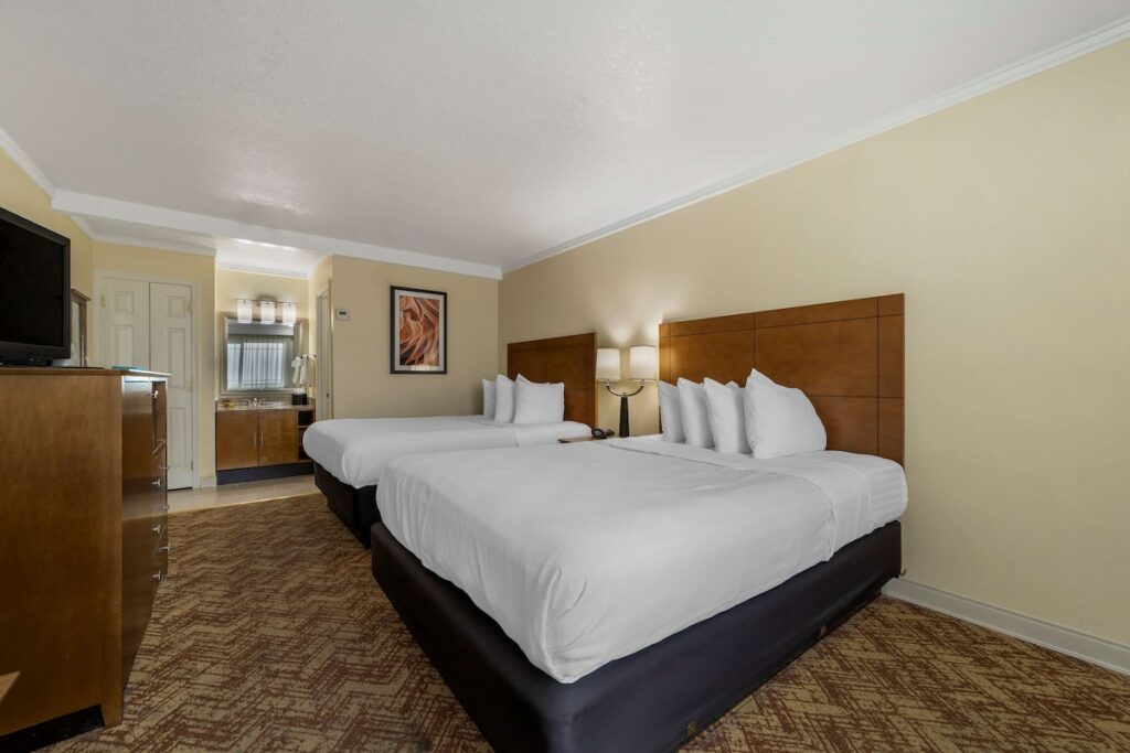 Best Western Plus Northwoods Inn - Image 3