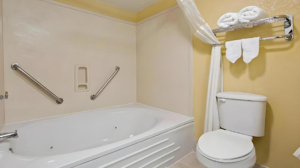 Best Western Plus Oak Mountain Inn - Image 1