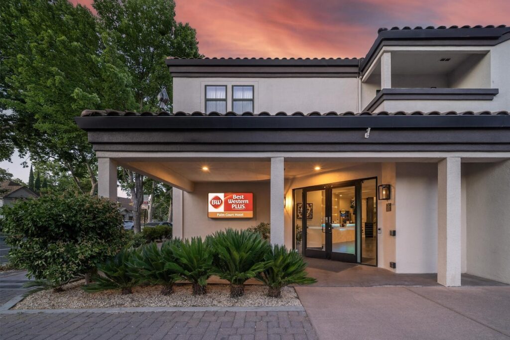 Best Western Plus Palm Court Hotel - Image 2