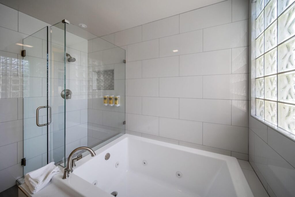 Best Western Plus Palm Court Hotel - Image 1