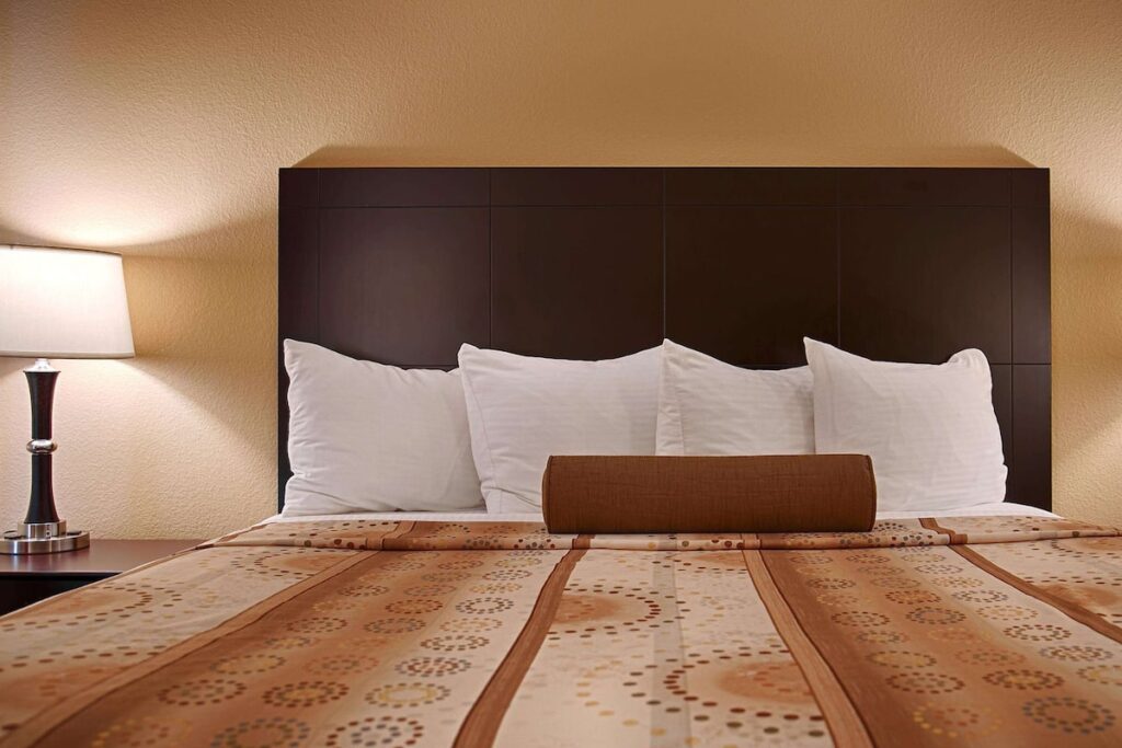 Best Western Plus Royal Mountain Inn & Suites - Image 4