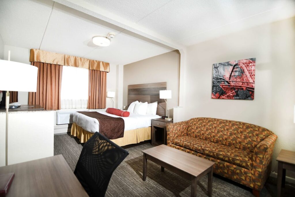 Best Western Plus Sandusky Hotel & Suites - Image 4