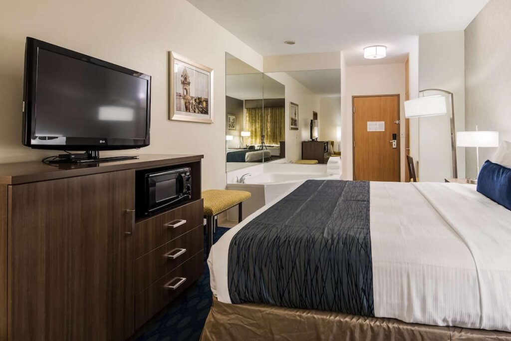 Best Western Plus Tulsa Inn & Suites - Image 2