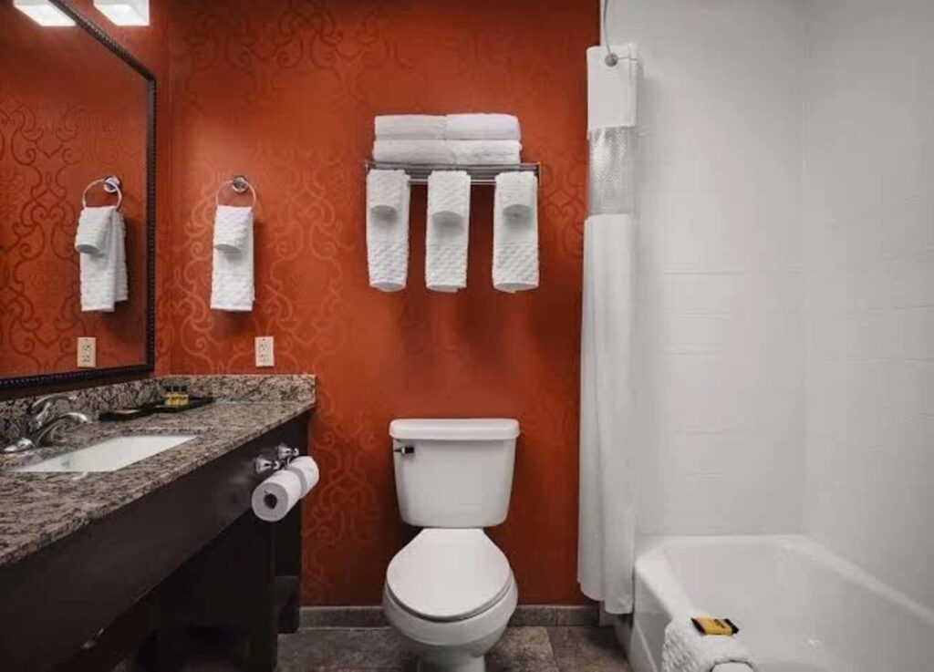 Best Western Plus Tupelo Inn & Suites - Image 2