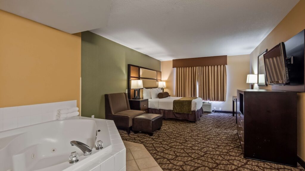 Best Western Plus Vancouver Mall Dr. Hotel & Suites - Image 2