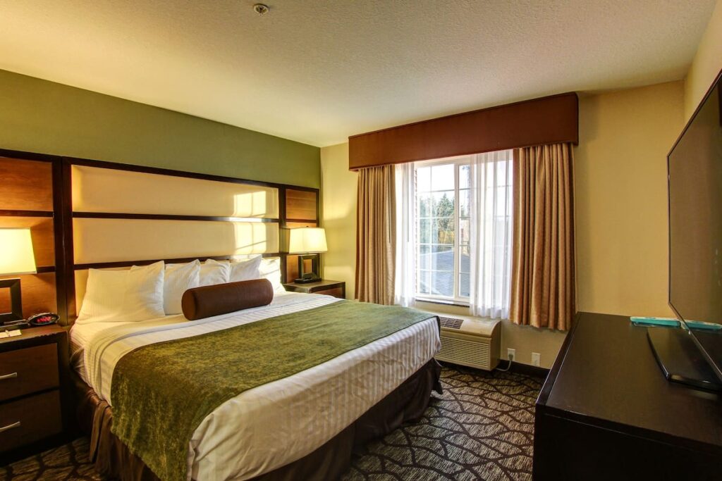 Best Western Plus Vancouver Mall Dr. Hotel & Suites - Image 4