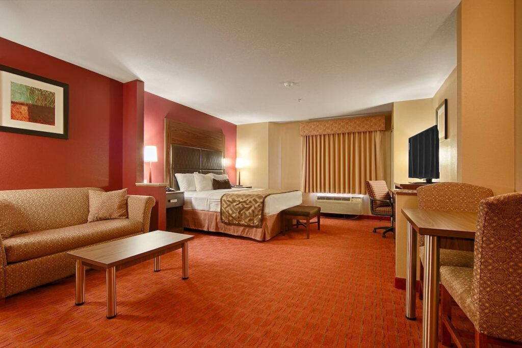 Best Western Plus Woodland Hills Hotel & Suites - Image 4