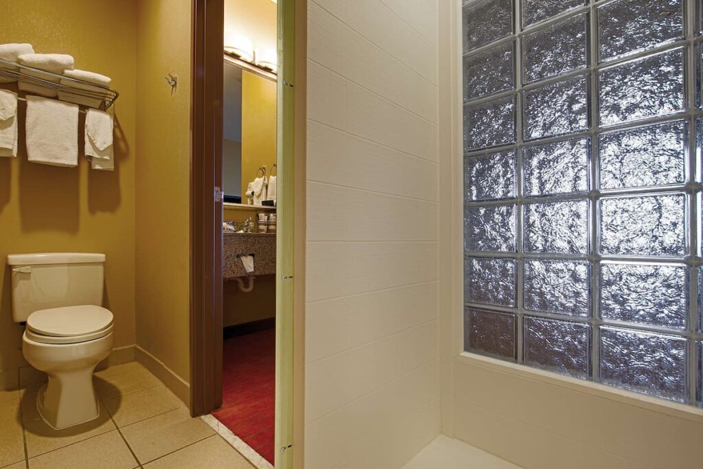 Best Western Plus Woodland Hills Hotel & Suites - Image 3