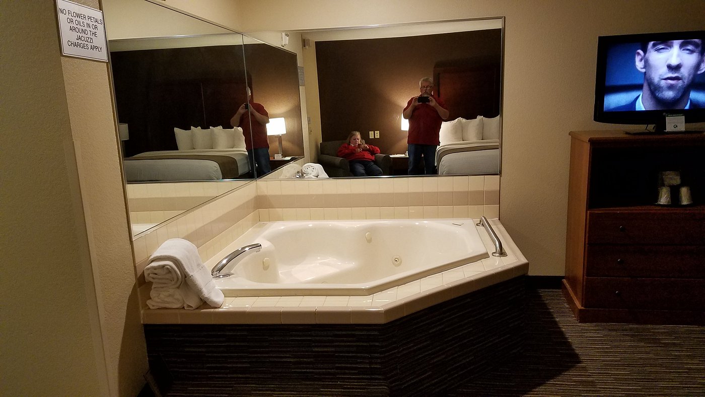 Best Western Port Columbus tub