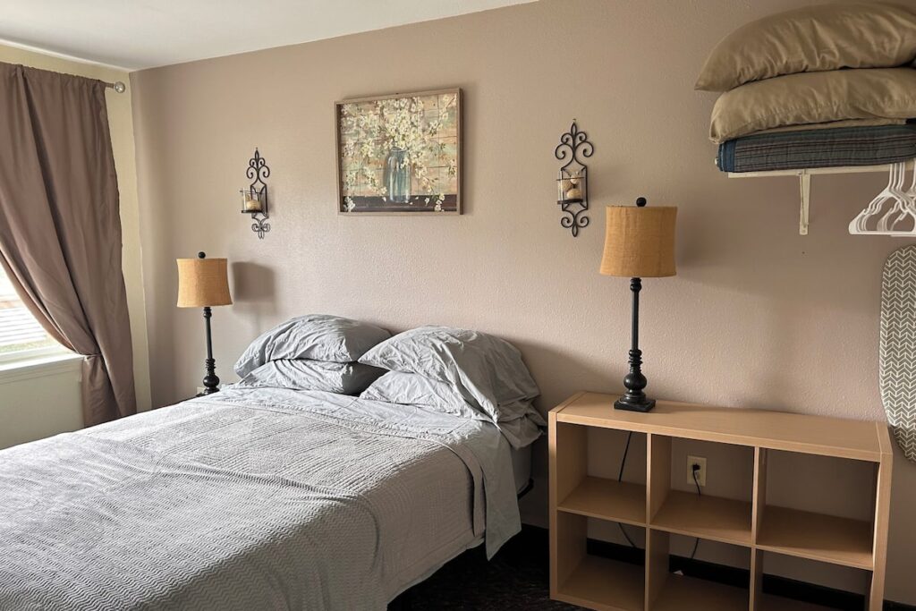 Bird Creek Motel - Image 4