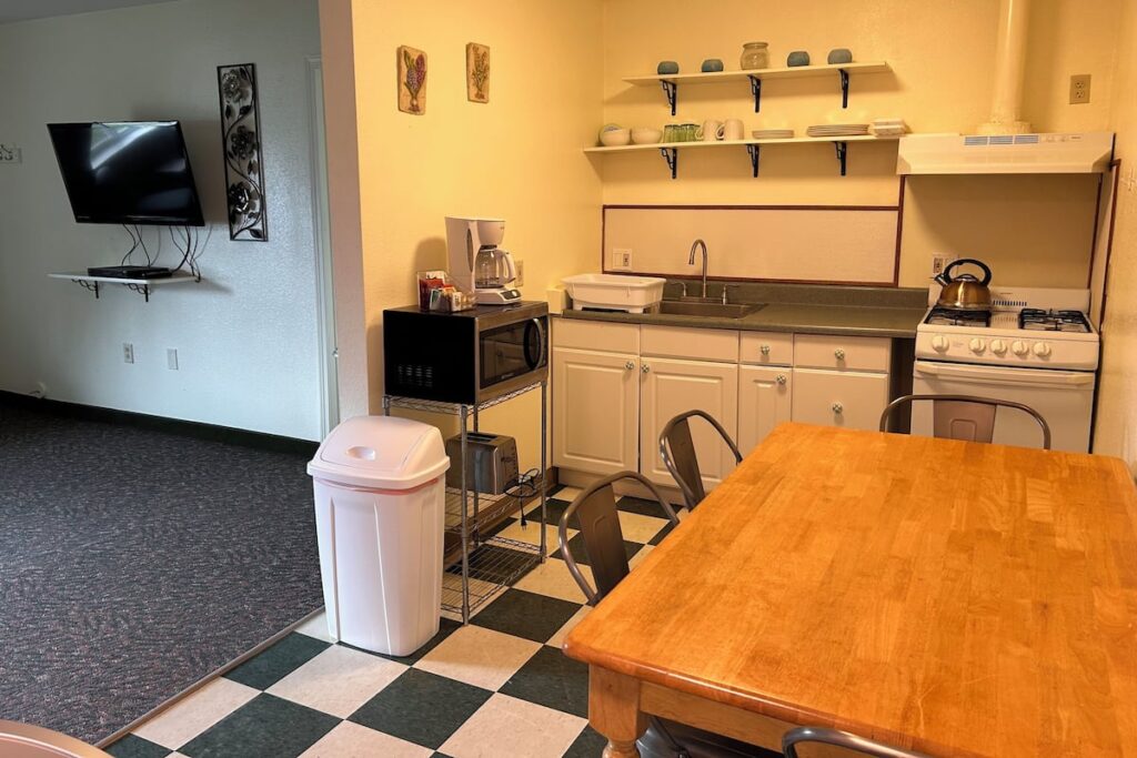 Bird Creek Motel - Image 3