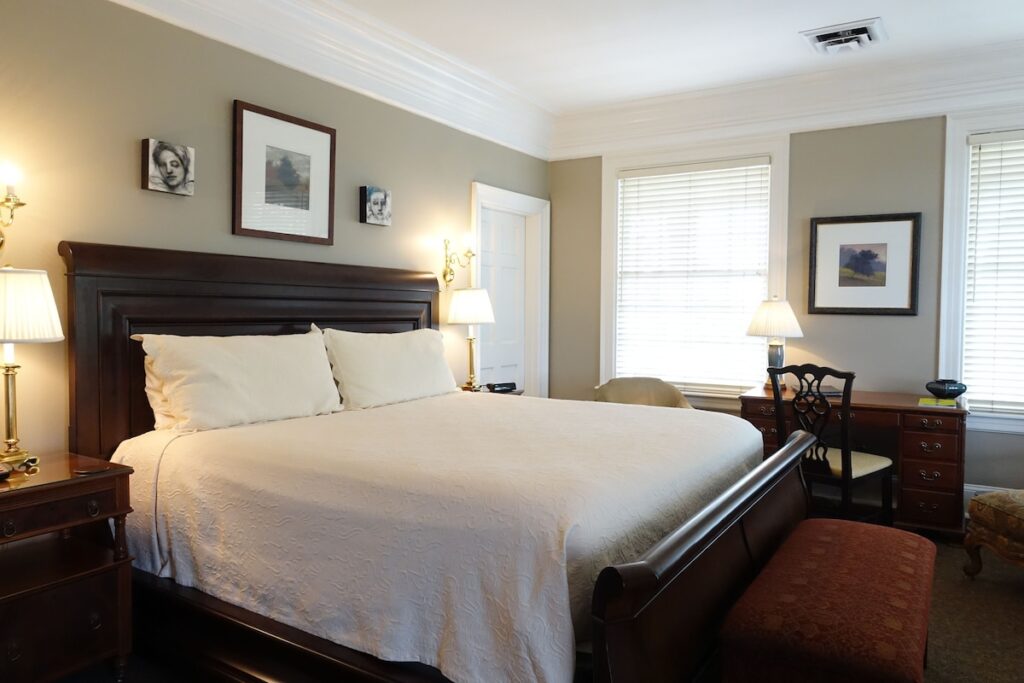 Bluff View Inn - Image 4