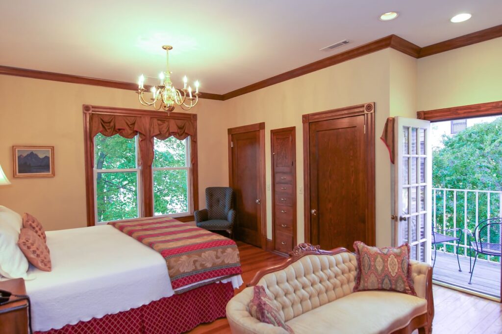 Bluff View Inn - Image 3