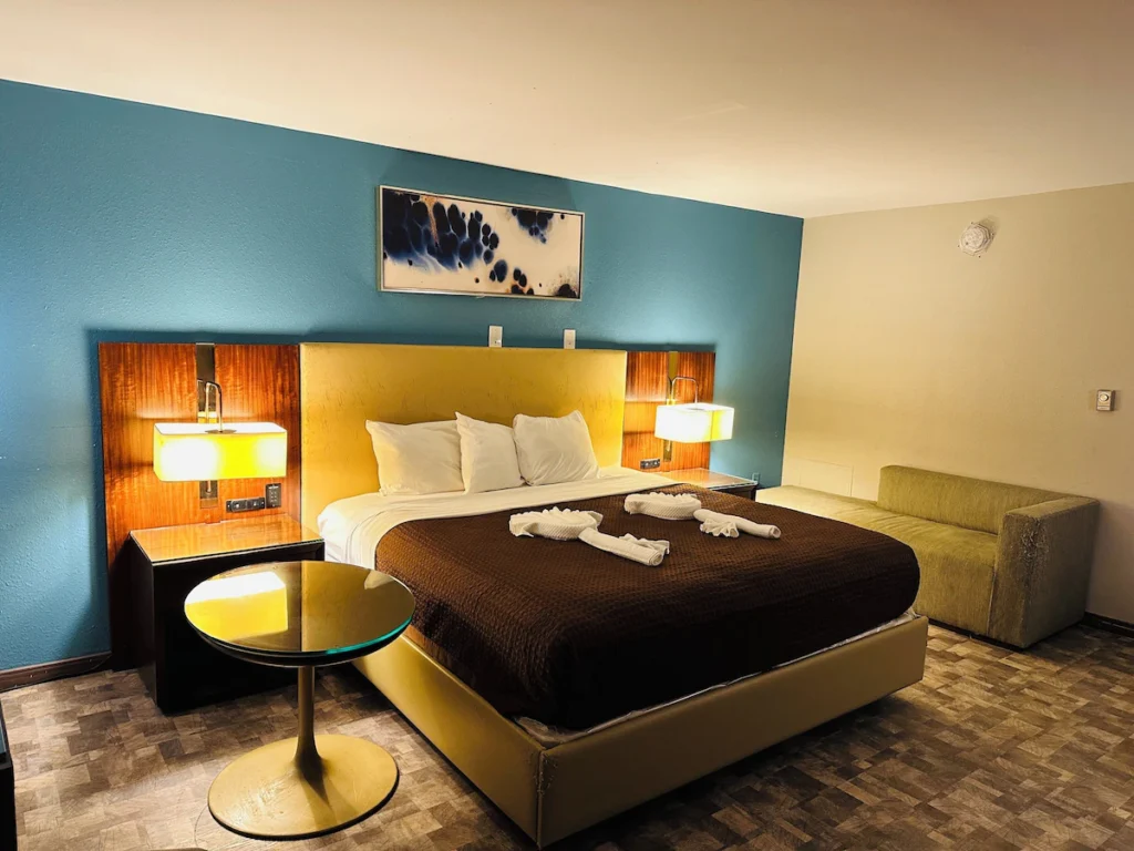 Boston Inn - Image 4