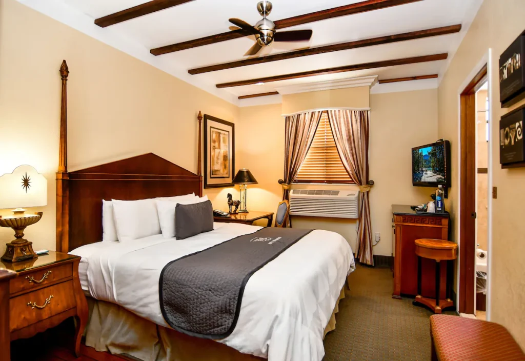 Brand Plaza Hotel - Image 4