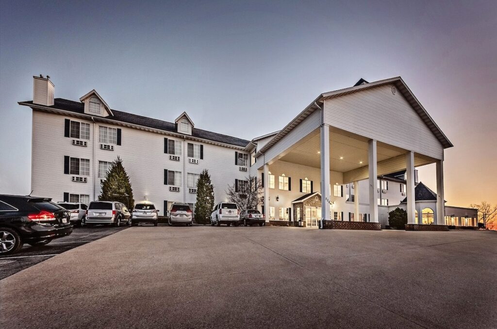 Branson Towers Hotel - Image 2