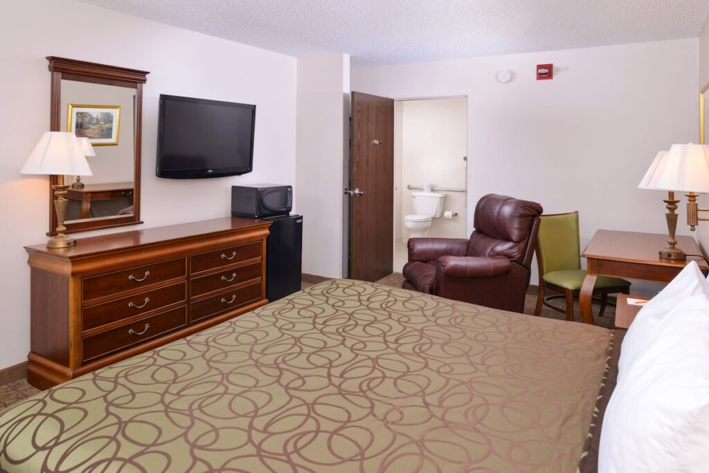 Briarwood Inn Of Geneva - Image 2