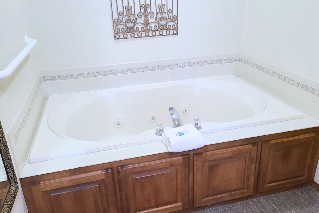 Bridgeport Waterfront Resort - Image 2