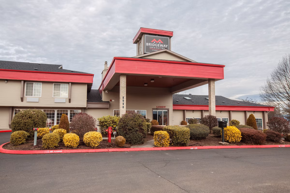 Bridgeway Inn & Suites Portland Airport - Image 2