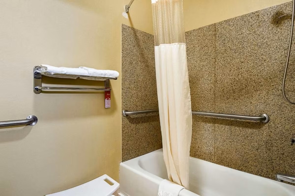 Bryant Inn Suites deepsoaking tub
